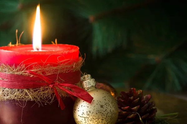 Červená Vánoční svíčky a vánoční ozdoby — Stock fotografie