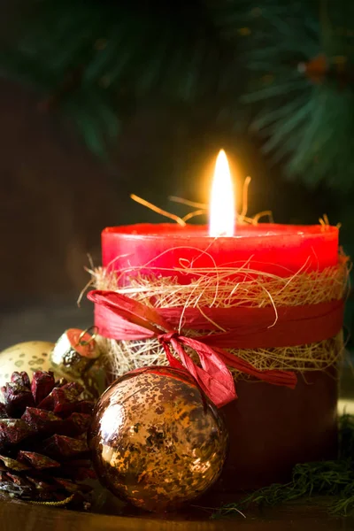 Červená Vánoční svíčky a vánoční ozdoby — Stock fotografie