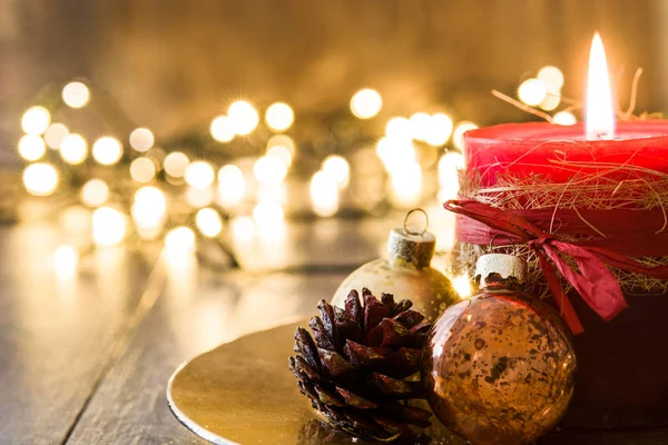 Červená Vánoční svíčky a vánoční ozdoby na dřevo — Stock fotografie