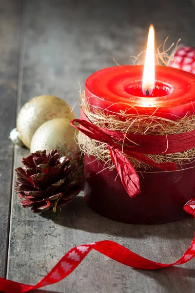 Červená Vánoční svíčky a vánoční ozdoba — Stock fotografie