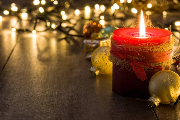 Red Christmas kaars en Kerst ornamenten op hout. Copyspace — Stockfoto