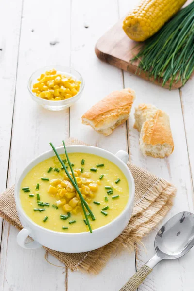 Zuppa di mais in ciotola bianca — Foto Stock