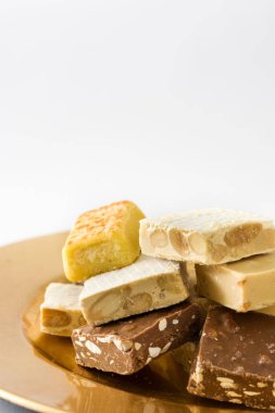 Noel nuga ve beyaz arka plan üzerinde izole beyaz mum