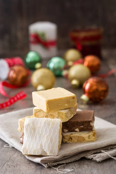 Turrón de Navidad sobre madera —  Fotos de Stock