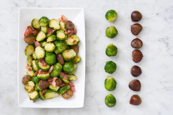 Choux de Bruxelles aux châtaignes et bacon — Photo