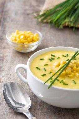 Ahşap background.copyspace üzerinde beyaz kase mısır çorbası