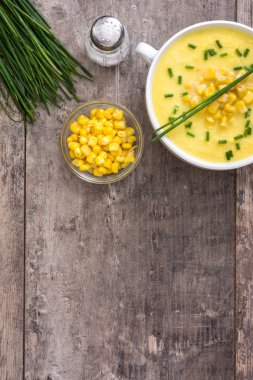 Ahşap background.copyspace üzerinde beyaz kase mısır çorbası
