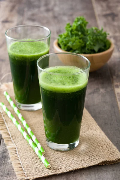 Smoothie s kale ve skle na dřevěné pozadí. Copyspace — Stock fotografie