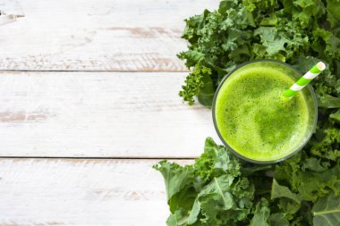 Kale yüzlü beyaz ahşap zemin üzerinde cam. Üstten Görünüm