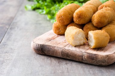 Ahşap arka plan üzerinde geleneksel kızarmış İspanyol kroket