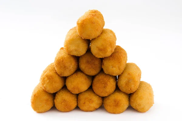 Tradiční smažený španělské croquetas (krokety) izolované na bílém pozadí — Stock fotografie