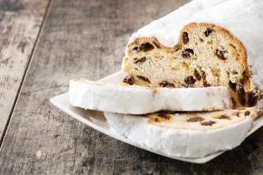 Noel stollen. Ahşap arka plan üzerinde geleneksel Alman noeli tatlı