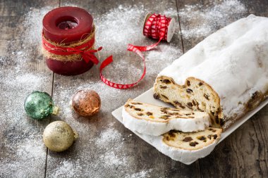 Noel stollen. Ahşap arka plan üzerinde geleneksel Alman noeli tatlı