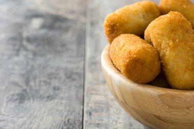 Geleneksel İspanyol croquetas (kroket) kase ahşap arka plan üzerinde kızarmış