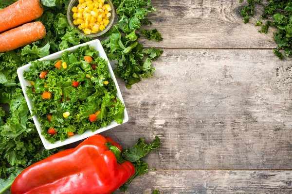 Ensalada de col rizada e ingredientes en tabla de cortar. Vista superior — Foto de Stock