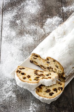 Noel stollen. Ahşap arka plan üzerinde geleneksel Alman noeli tatlı