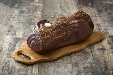 Çikolata yule log Noel kek ahşap arka plan üzerinde