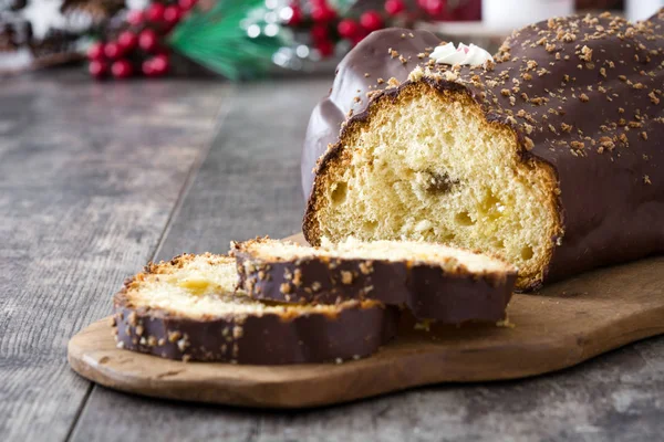 Chocolate yule log pastel de Navidad y adorno de Navidad sobre fondo de madera — Foto de Stock