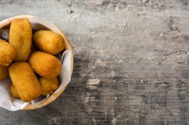 Geleneksel İspanyol croquetas (kroket) kase ahşap arka plan üzerinde kızarmış