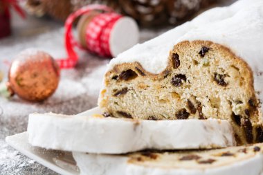 Noel stollen. Ahşap arka plan üzerinde geleneksel Alman noeli tatlı