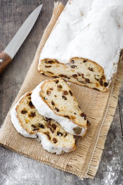 Noel stollen. Ahşap arka plan üzerinde geleneksel Alman noeli tatlı