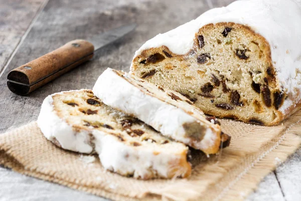 Stollen di Natale. Dolce tradizionale tedesco di Natale su sfondo di legno — Foto Stock