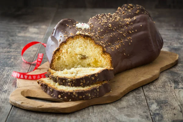 Chocolate yule log pastel de Navidad y adorno de Navidad sobre fondo de madera — Foto de Stock