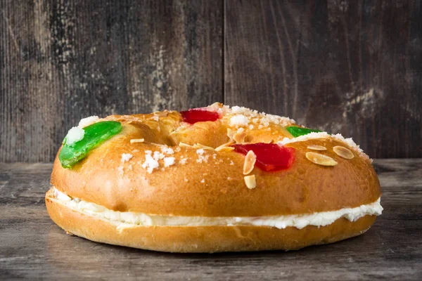 Postre típico español de epifanía "Roscon de Reyes", sobre fondo de madera — Foto de Stock