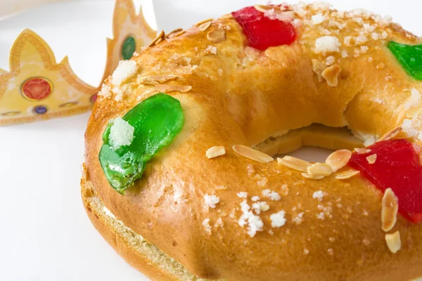 Dolce tipico spagnolo di epifania "Roscon de Reyes", isolato su sfondo bianco — Foto Stock