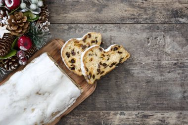 Noel stollen. Ahşap arka plan üzerinde geleneksel Alman noeli tatlı