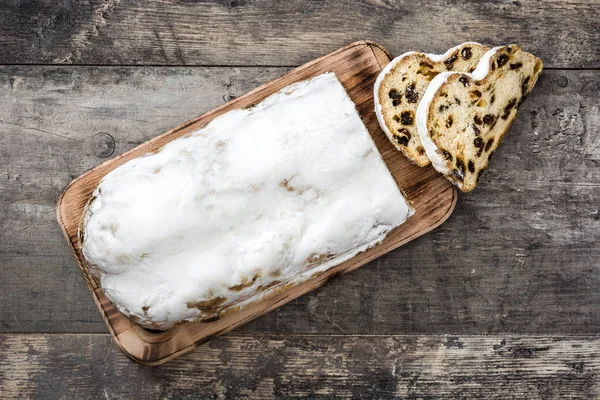 Navidad stollen. Postre tradicional alemán de Navidad sobre fondo de madera —  Fotos de Stock