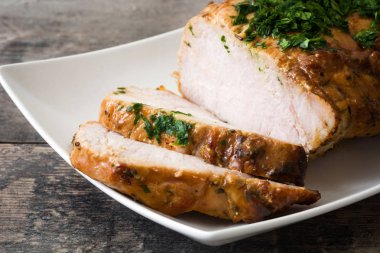 ahşap masa üzerinde kavrulmuş domuz eti