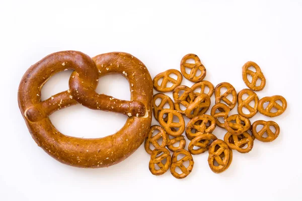 Pretzels isolado no fundo branco — Fotografia de Stock