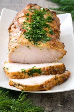 ahşap masa üzerinde kavrulmuş domuz eti