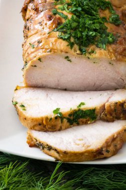 ahşap masa üzerinde kavrulmuş domuz eti