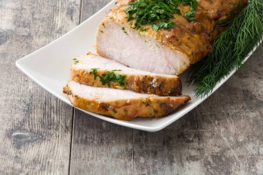 ahşap masa üzerinde kavrulmuş domuz eti