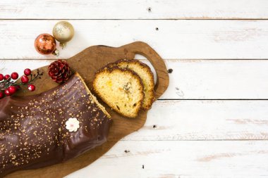 Çikolata yule log Noel kek ve Beyaz ahşap zemin üzerinde Noel süs