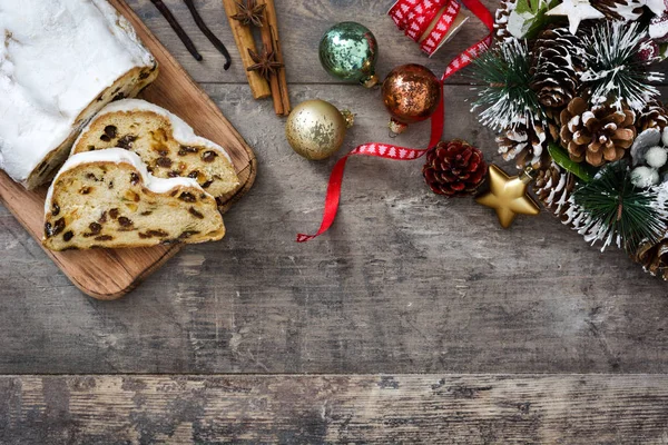 Navidad stollen. Postre tradicional alemán de Navidad sobre fondo de madera — Foto de Stock