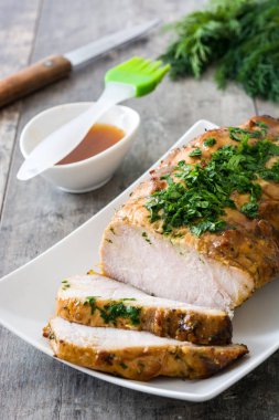 ahşap masa üzerinde kavrulmuş domuz eti