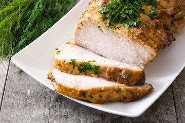 ahşap masa üzerinde kavrulmuş domuz eti