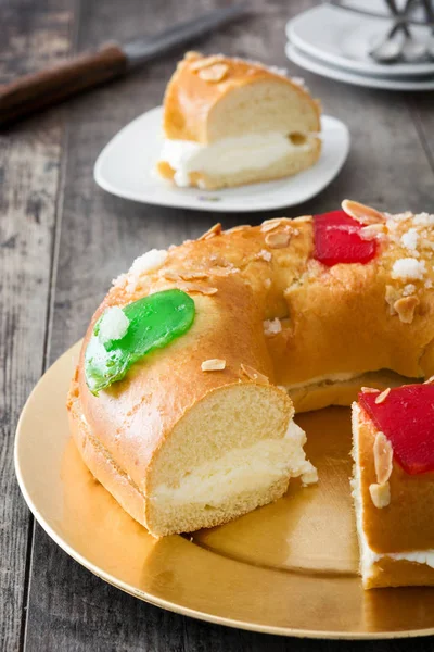 Torta típica española de epifanía "Roscon de Reyes", sobre fondo de madera — Foto de Stock