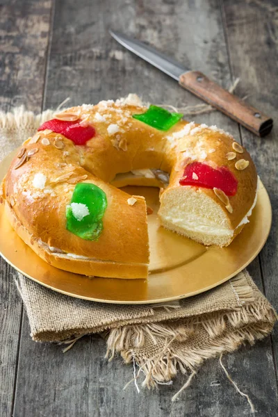 Torta típica española de epifanía "Roscon de Reyes", sobre fondo de madera — Foto de Stock