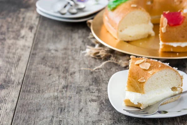 Torta típica española de epifanía "Roscon de Reyes", sobre fondo de madera —  Fotos de Stock