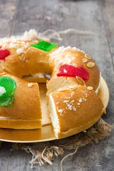 İspanyol tipik Epifani kek "Roscon de Reyes", ahşap arka plan üzerine — Stok fotoğraf