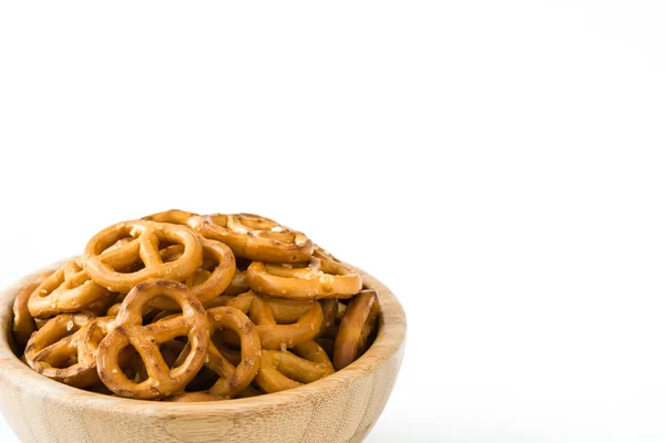 Pretzels em tigela isolada em fundo branco.copyspace — Fotografia de Stock