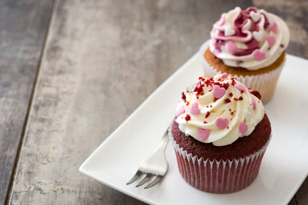 Cupcakes Valentine decorados com corações doces na mesa de madeira — Fotografia de Stock