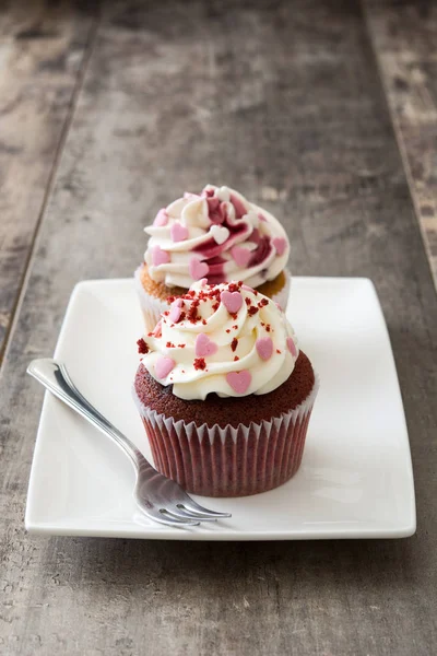 Valentin-Cupcakes mit süßen Herzen auf Holztisch — Stockfoto