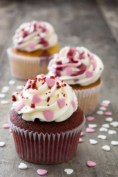 Cupcakes Valentine decorados com corações doces na mesa de madeira — Fotografia de Stock