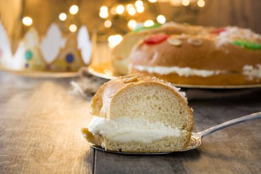 Ahşap zemin üzerine İspanyol tipik Epifani kek 