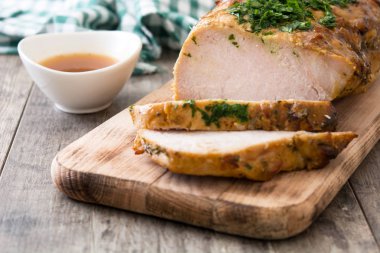 ahşap masa üzerinde kavrulmuş domuz eti